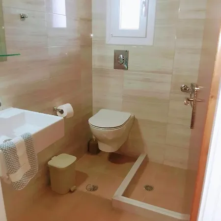 Anna's Apartments, 2 Apartment